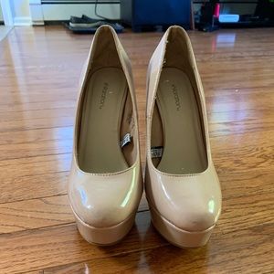 Nude pumps